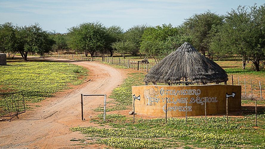 _17C1278 Entrance to Himba village.jpg